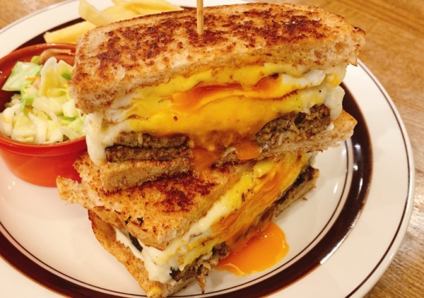 ミートローフマッシュポテトエッグチーズサンド